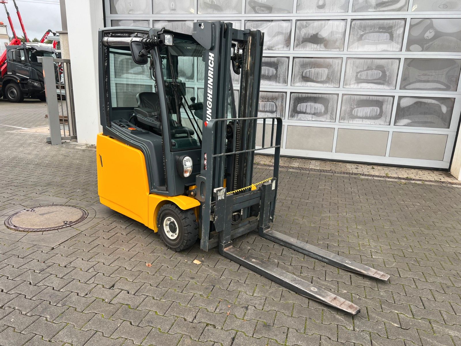 Fahrzeugabbildung Jungheinrich EFG 215 / Triplex: 4.25m! / SS / 1.285h / 2021