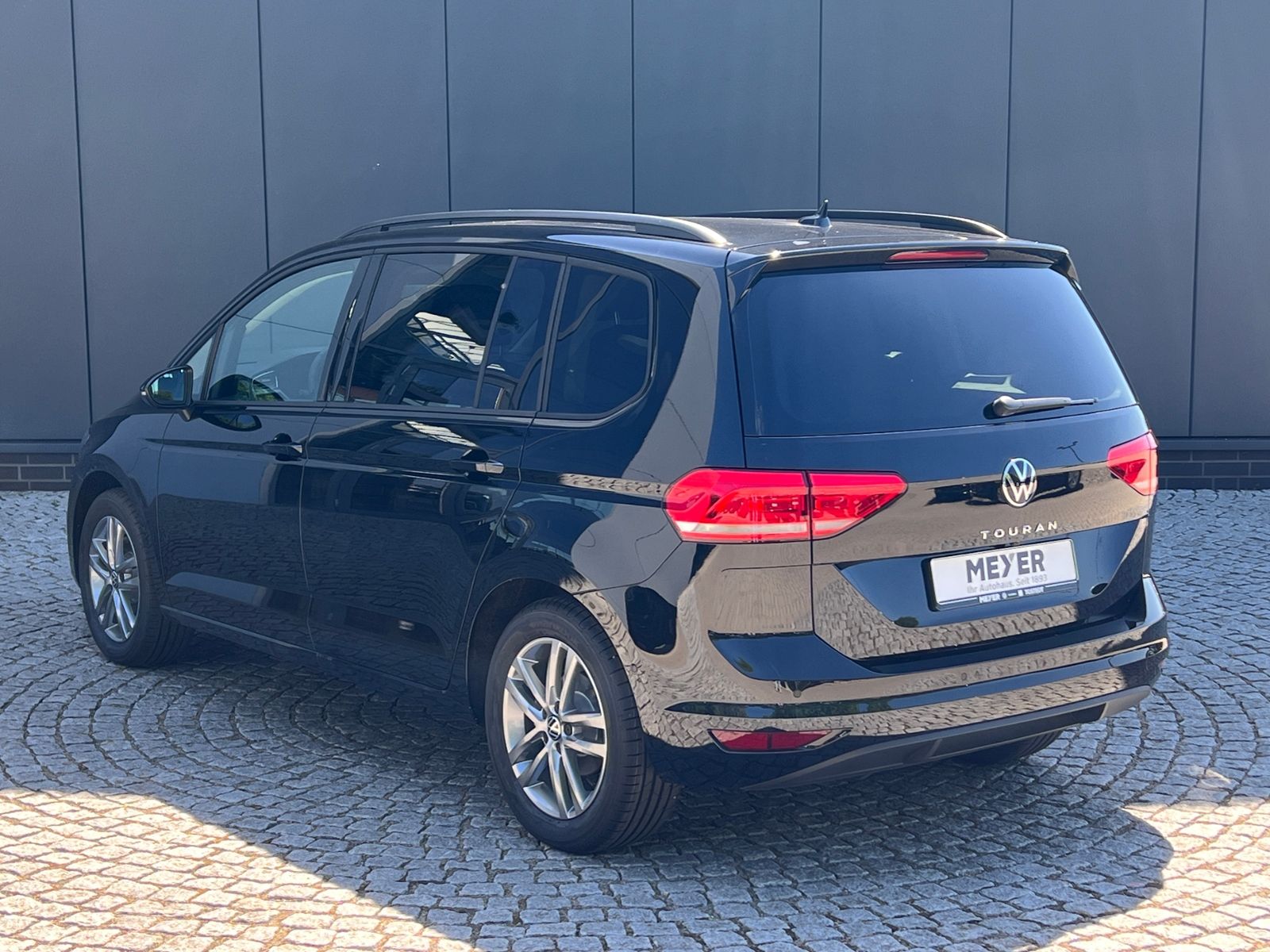 Fahrzeugabbildung Volkswagen Touran Comfortline 1.5 TSI DSG *LED, AHK, 7-Sitz