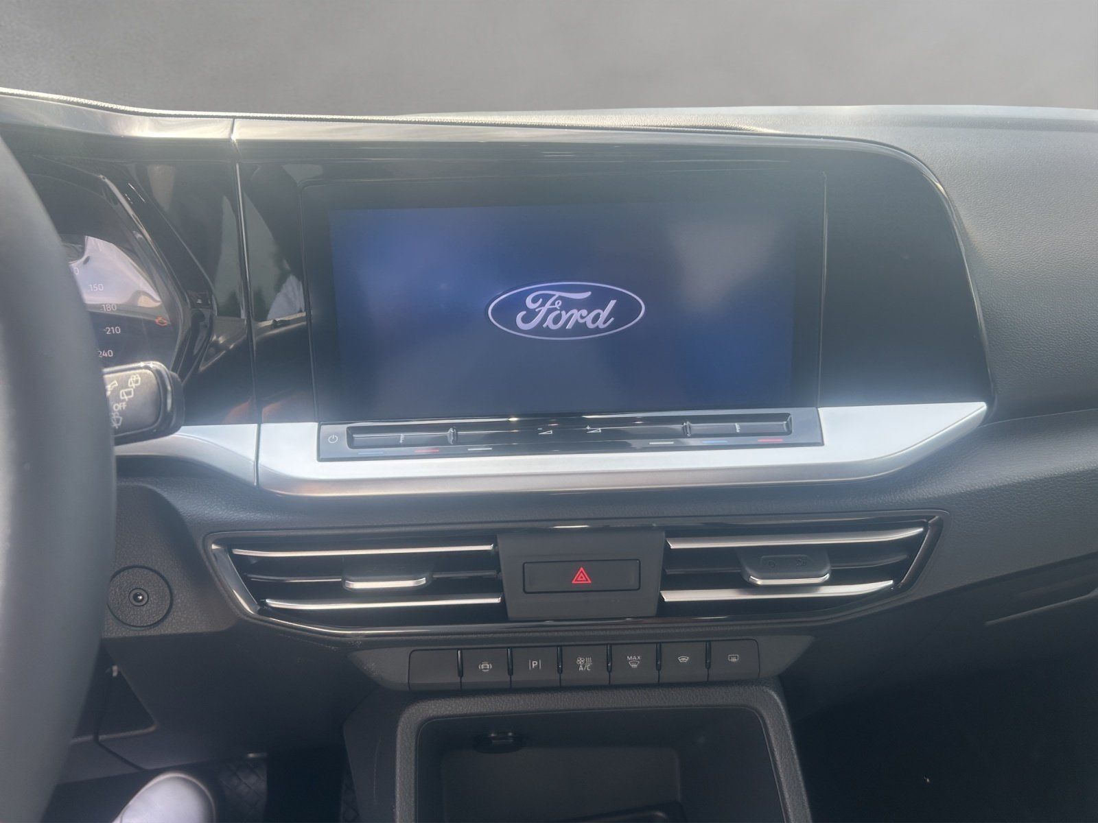 Fahrzeugabbildung Ford Tourneo Connect Titanium L1 Automatik PDC Kamera