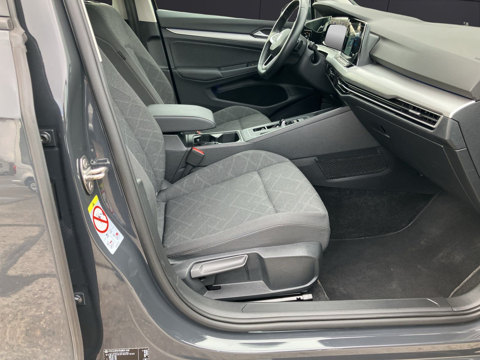 Fahrzeugabbildung Volkswagen Golf VIII Variant Life TDI DSG LED SH PDC Ambien