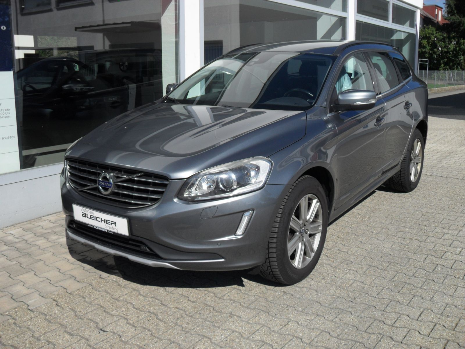 Fahrzeugabbildung Volvo XC 60 2.0 Automatik - Momentum 2WD