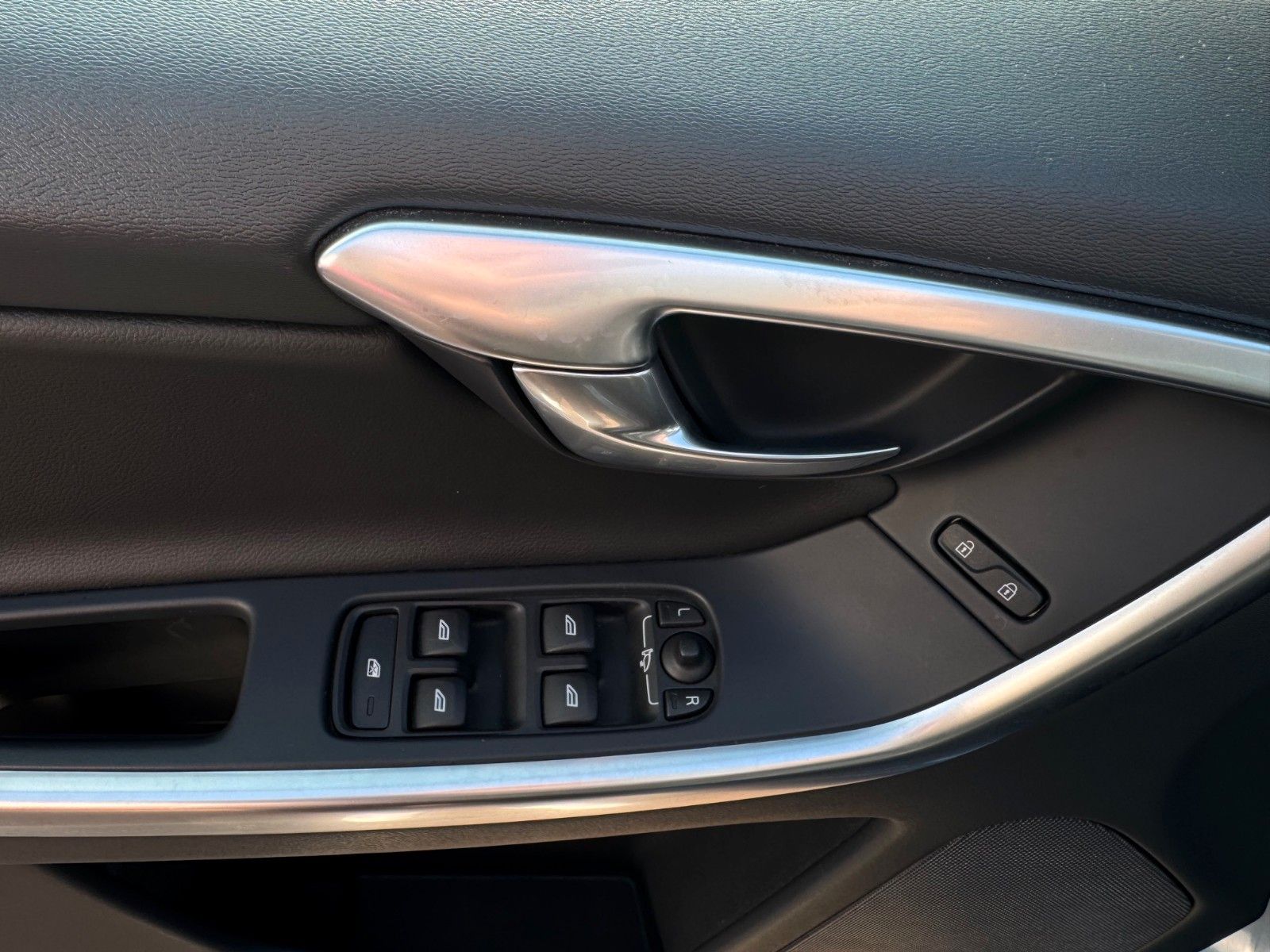 Fahrzeugabbildung Volvo XC60 Summum AWD 306PS NAVI LEDER SITZHZG AUTOM.