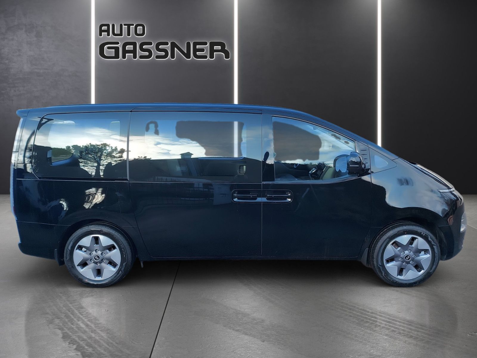 Fahrzeugabbildung Hyundai Staria Hybrid 225PS Trend 9-Sitzer Parkp. Easy-P