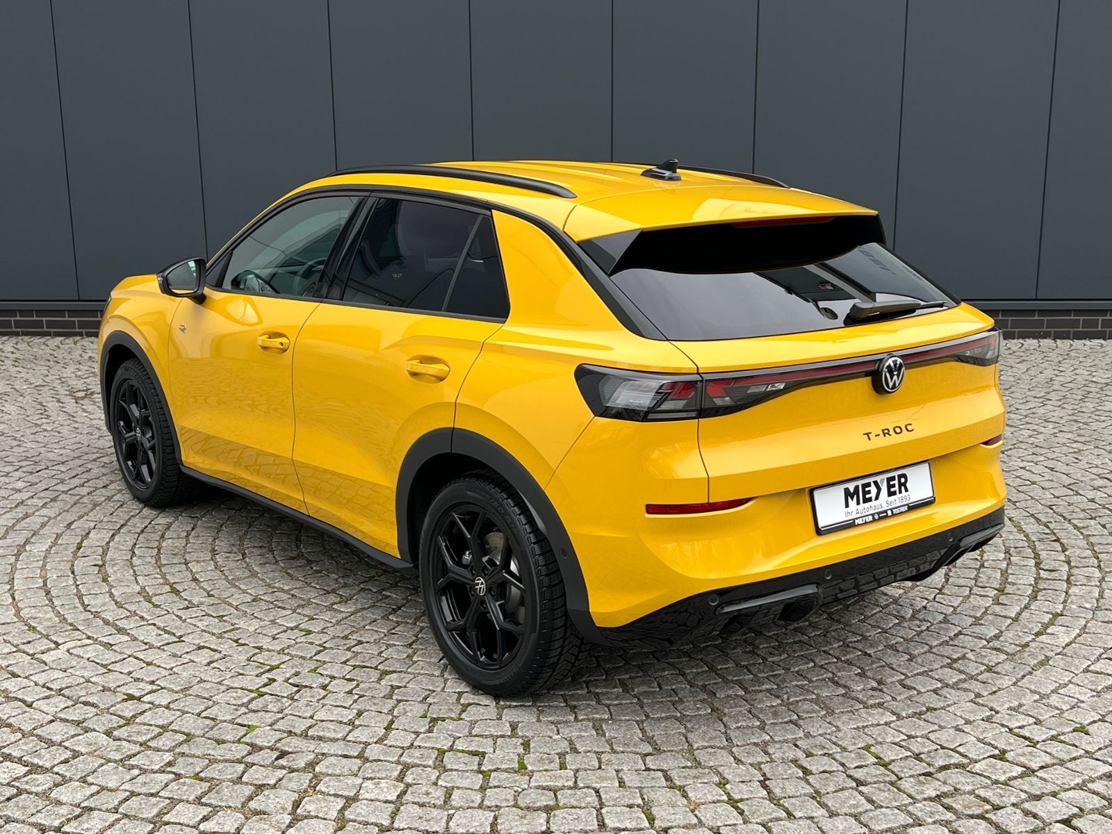 Fahrzeugabbildung Volkswagen T-Roc R-Line 1.5 eTSI DSG *Black Style, IQ-Light