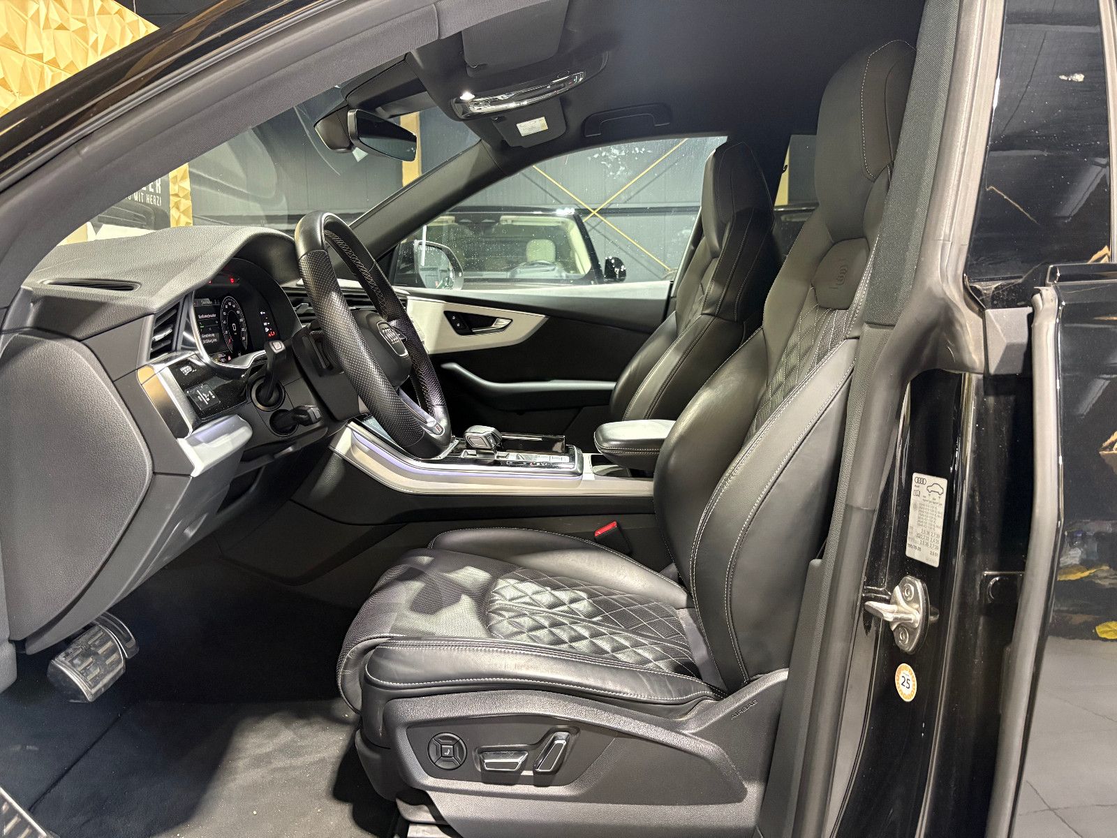 Fahrzeugabbildung Audi Q8 45 TDI quattro/APPLE/8-FACH/MASSAGE/NAVI/KAME
