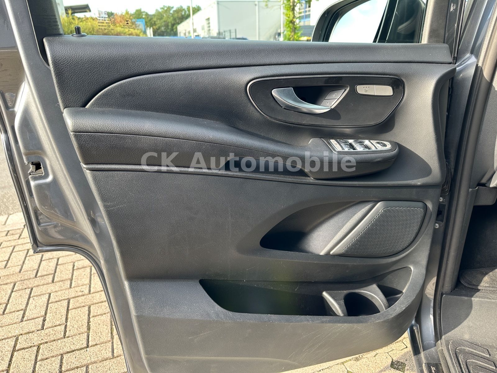 Fahrzeugabbildung Mercedes-Benz V 250d EDITION 4MATIC lang/7 Sitze/Navi/LED/AHK