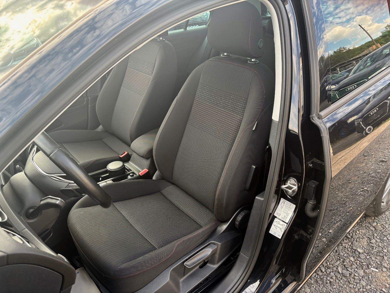 Fahrzeugabbildung Volkswagen Golf VII 1.5 TSI ACT DSG Sound Navi R-LINE ACC