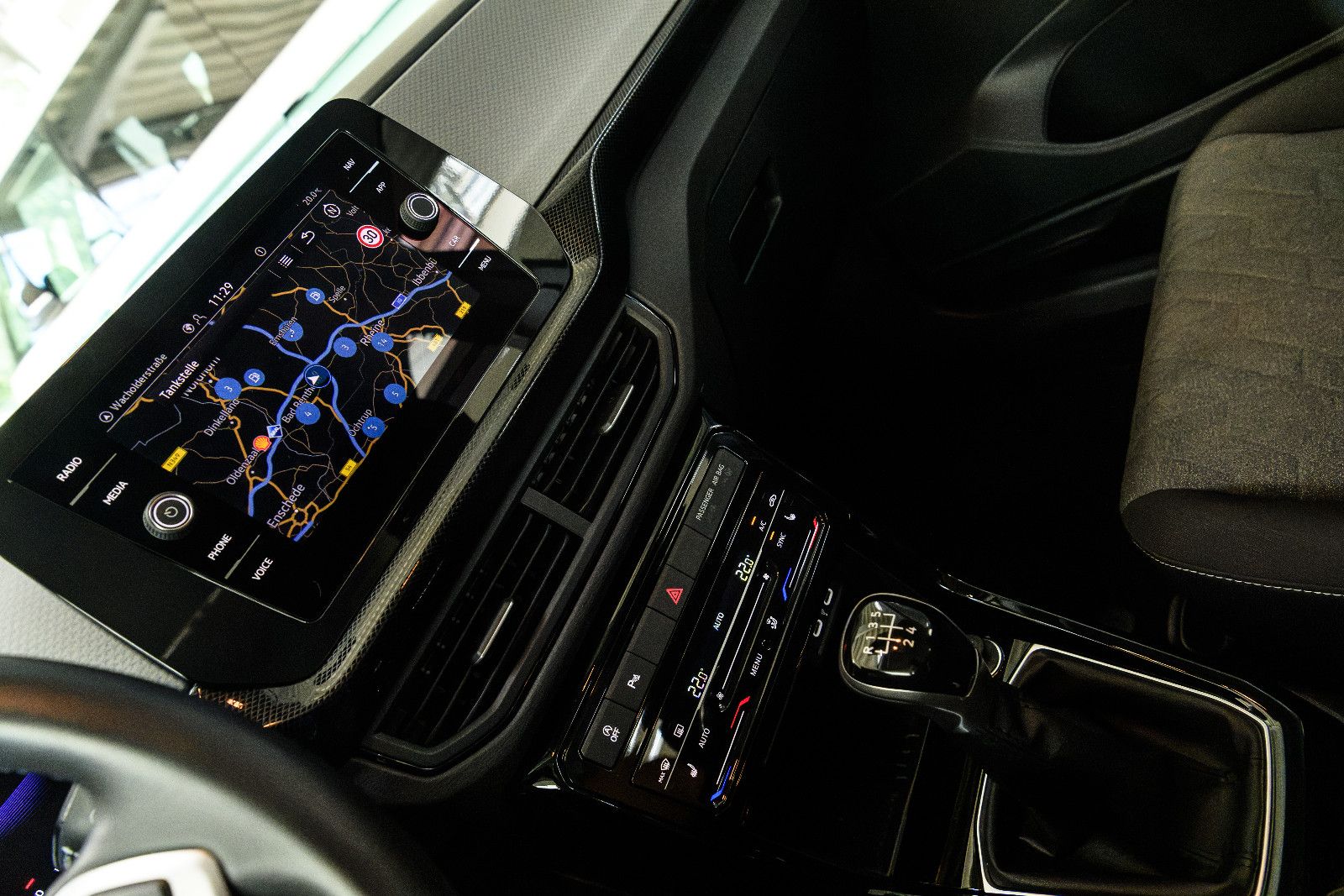 Fahrzeugabbildung Volkswagen T-Cross Life 1.0 TSI LED+KAMERA+NAVI+ACC+5 J.GAR