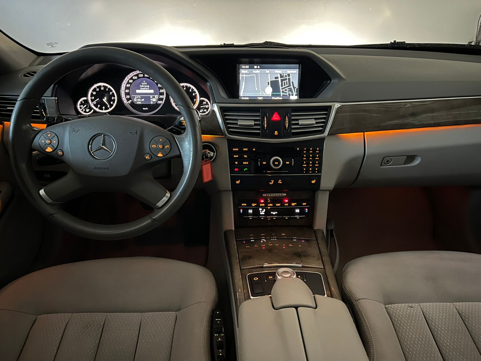 Fahrzeugabbildung Mercedes-Benz E 350 CGI BlueEfficiency/ACC/H&K/eGSD/ELEGANCE