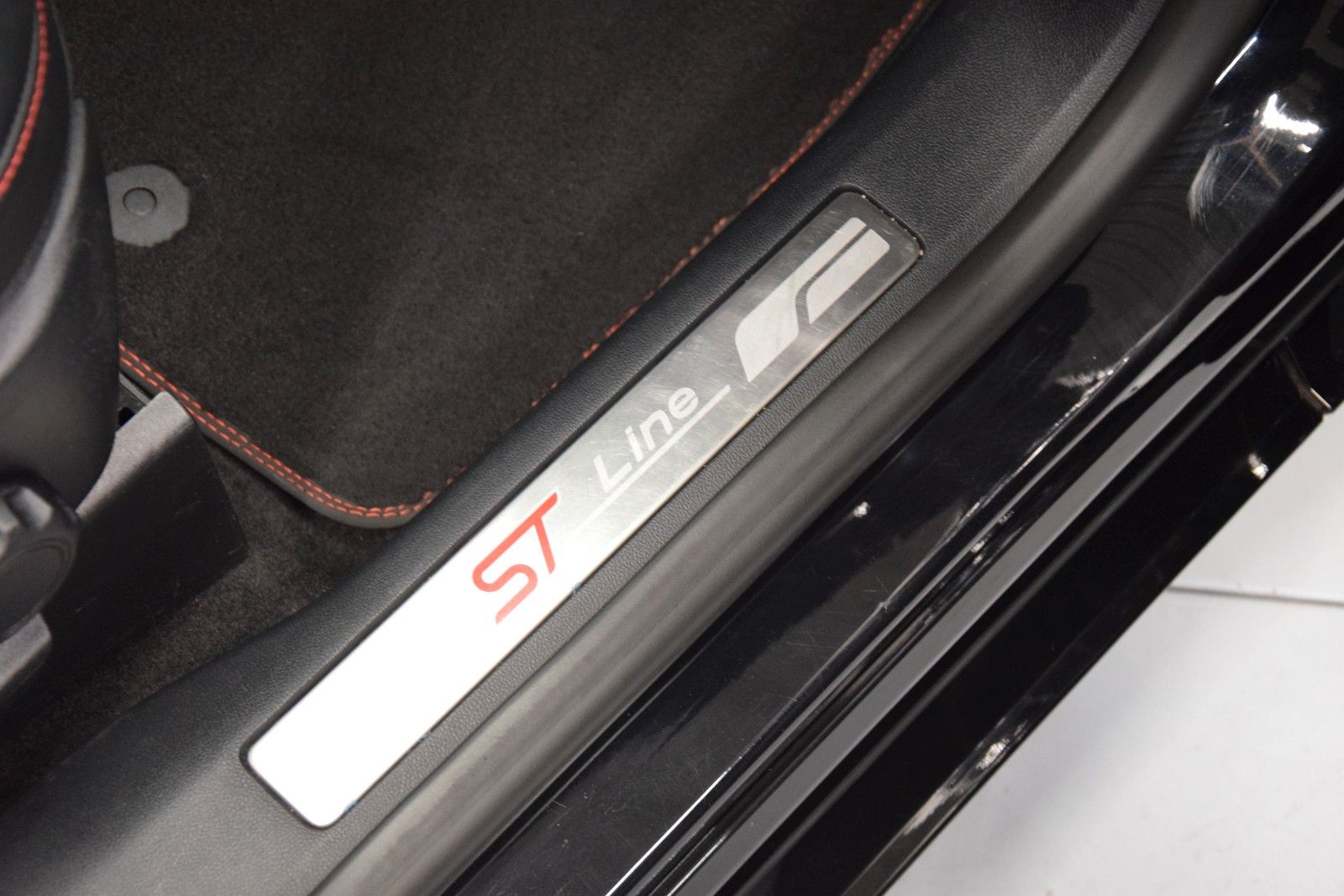 Fahrzeugabbildung Ford Kuga ST-Line X Pano HuD Leder ACC Kamera B&O Amb