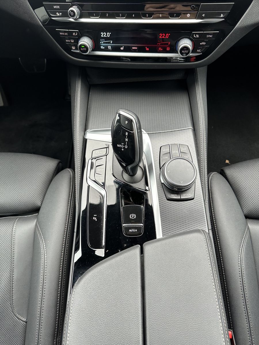 Fahrzeugabbildung BMW 520d Touring M-Sport NAV+LED+ACC+AHK+KAM+H&K+VC