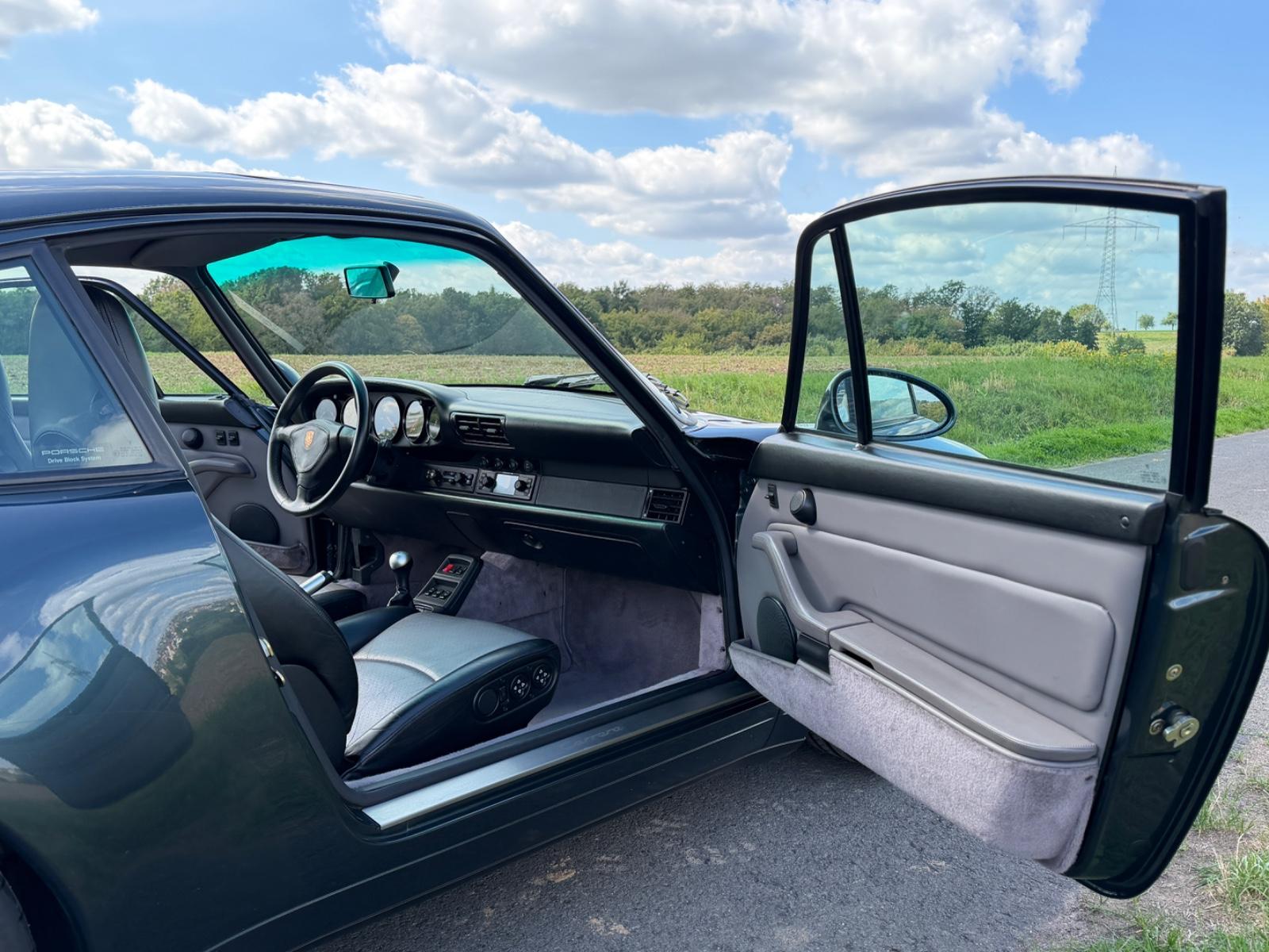 Porsche 993 Carrera 4 Coupé Aventuragrün H-Kennzeichen