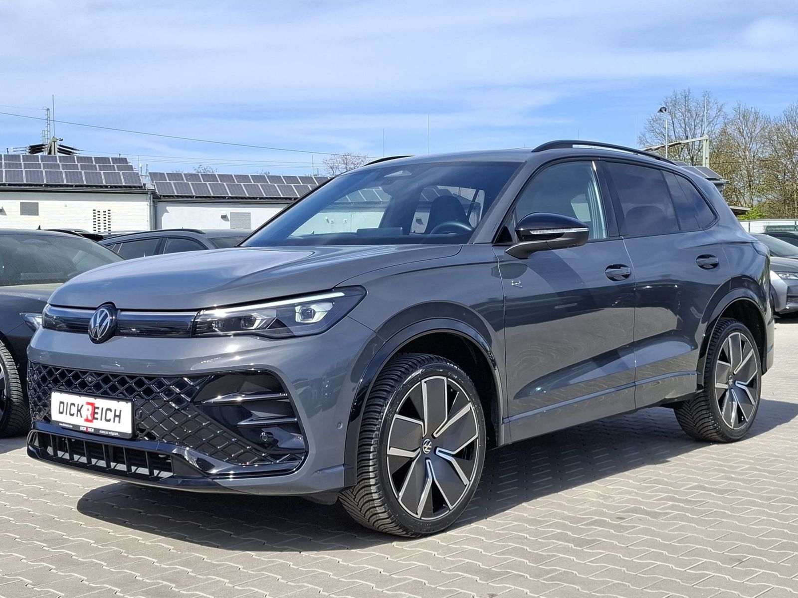 Fahrzeugabbildung Volkswagen Tiguan 2.0 TDI R-Line 4M Pano*Black*Matrix*AHK