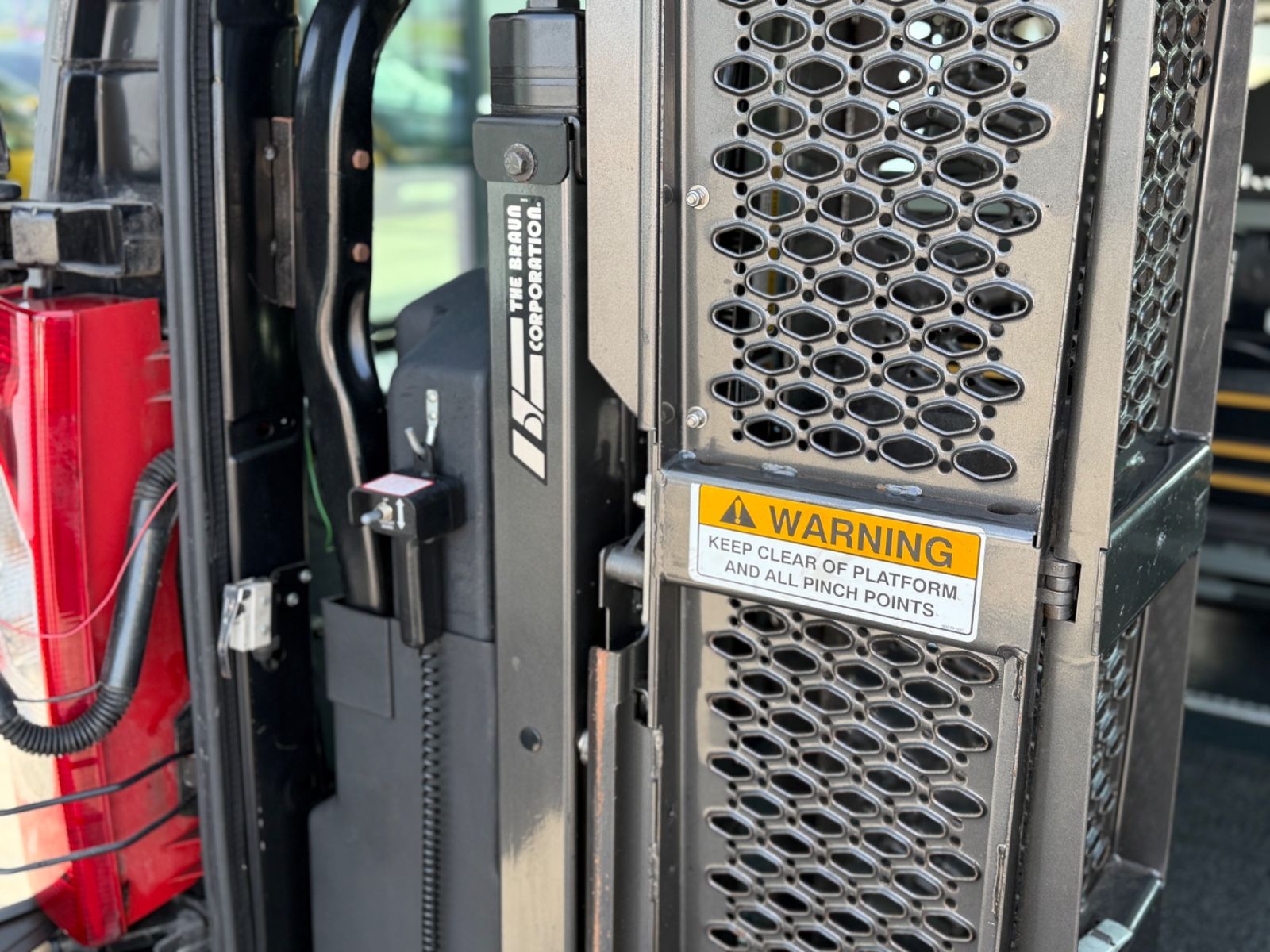 Proace L2H1 Comfort 2.0 6-Sitzer Rollstuhl Rampe