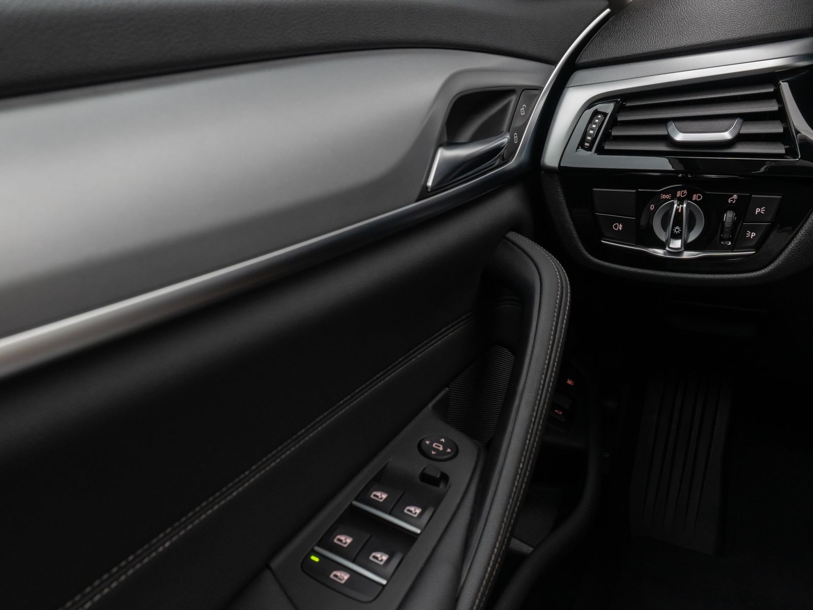 Fahrzeugabbildung BMW 530e Panorama DAB HiFi CockPitPro Alarm PDC LED