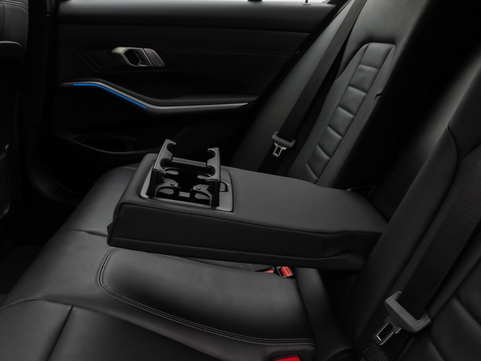 Fahrzeugabbildung BMW 330e xD M Sport Laser Glasdach PDC HUD DAB HiFi