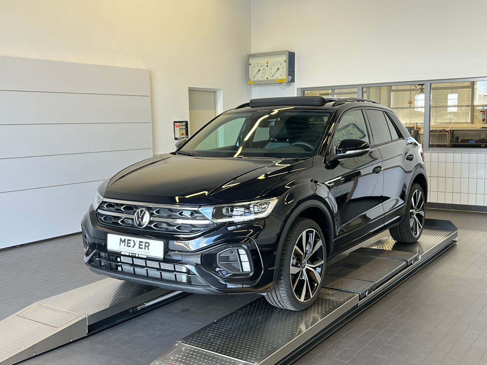 Fahrzeugabbildung Volkswagen T-Roc R-Line 1.5 TSI DSG *AHK, Pano, Black Style