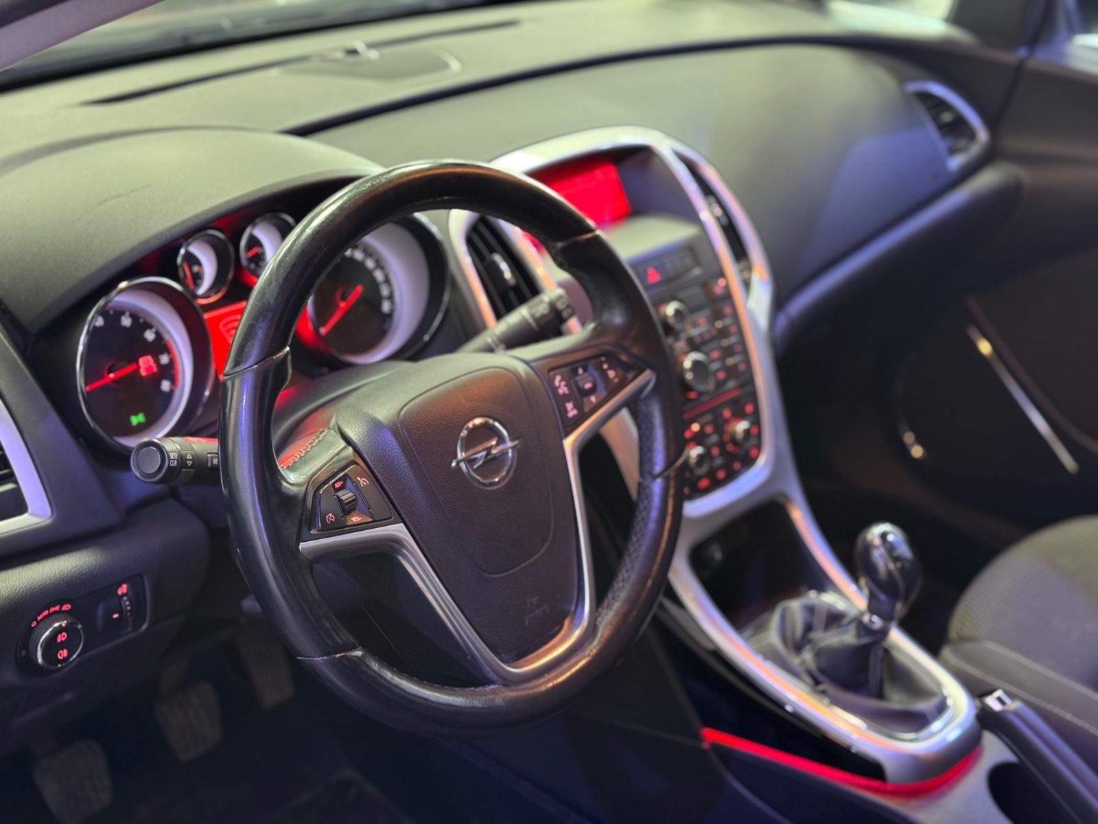 Opel Astra 2011 — photo 9