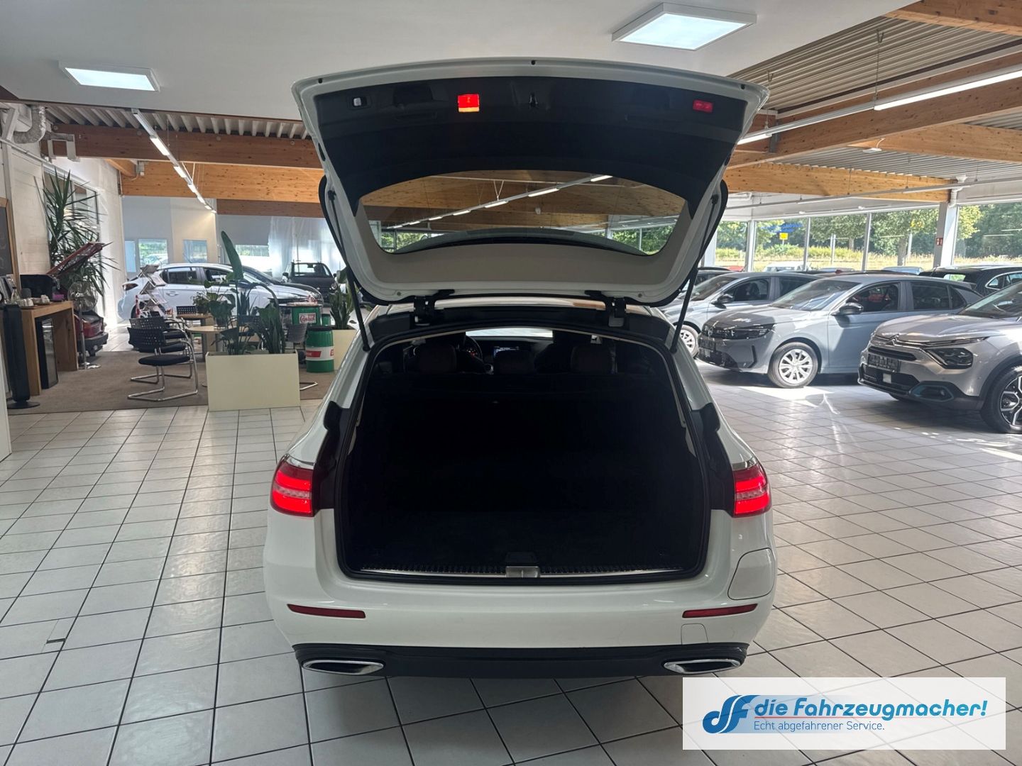 Fahrzeugabbildung Mercedes-Benz E 300 T-Modell de Niveau Navi Digitales Cockpit