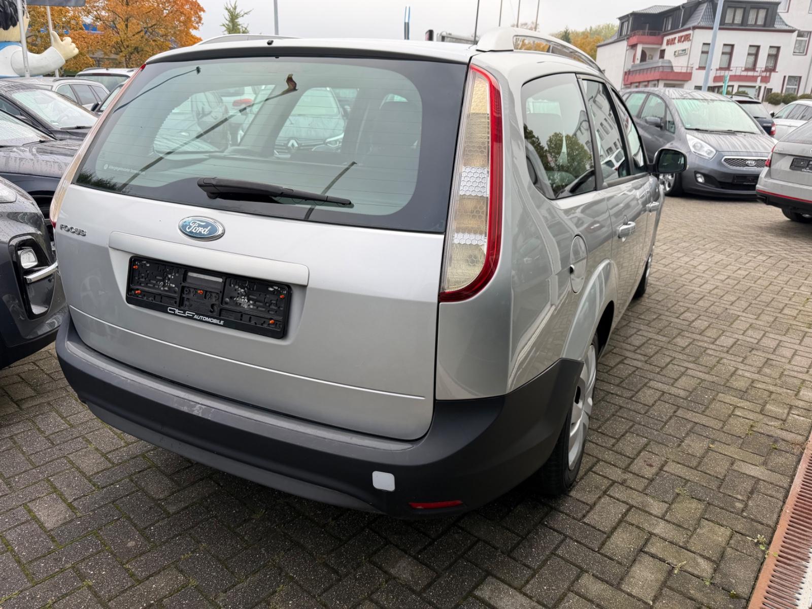 Ford Focus 2010 — interior