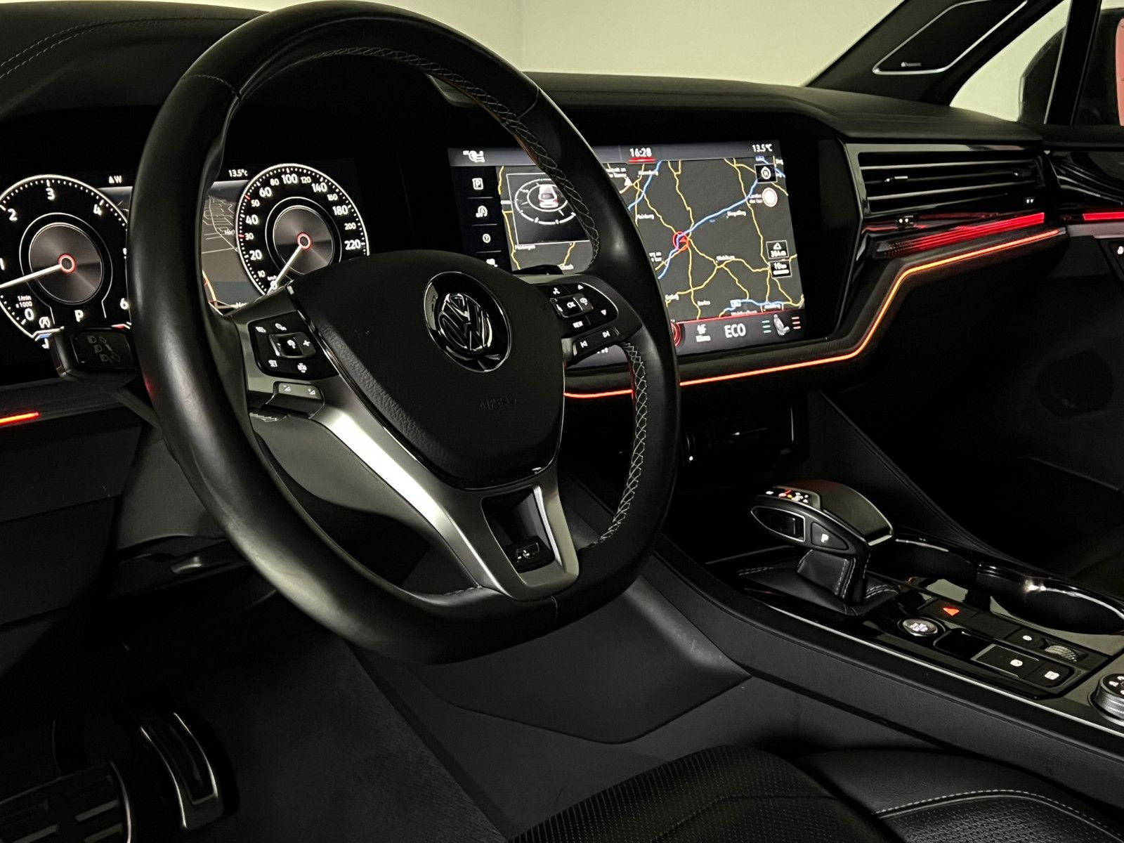 Fahrzeugabbildung Volkswagen Touareg R-LINE 4Motion/MASSAGE/ACC/AHK/INNOVIS.