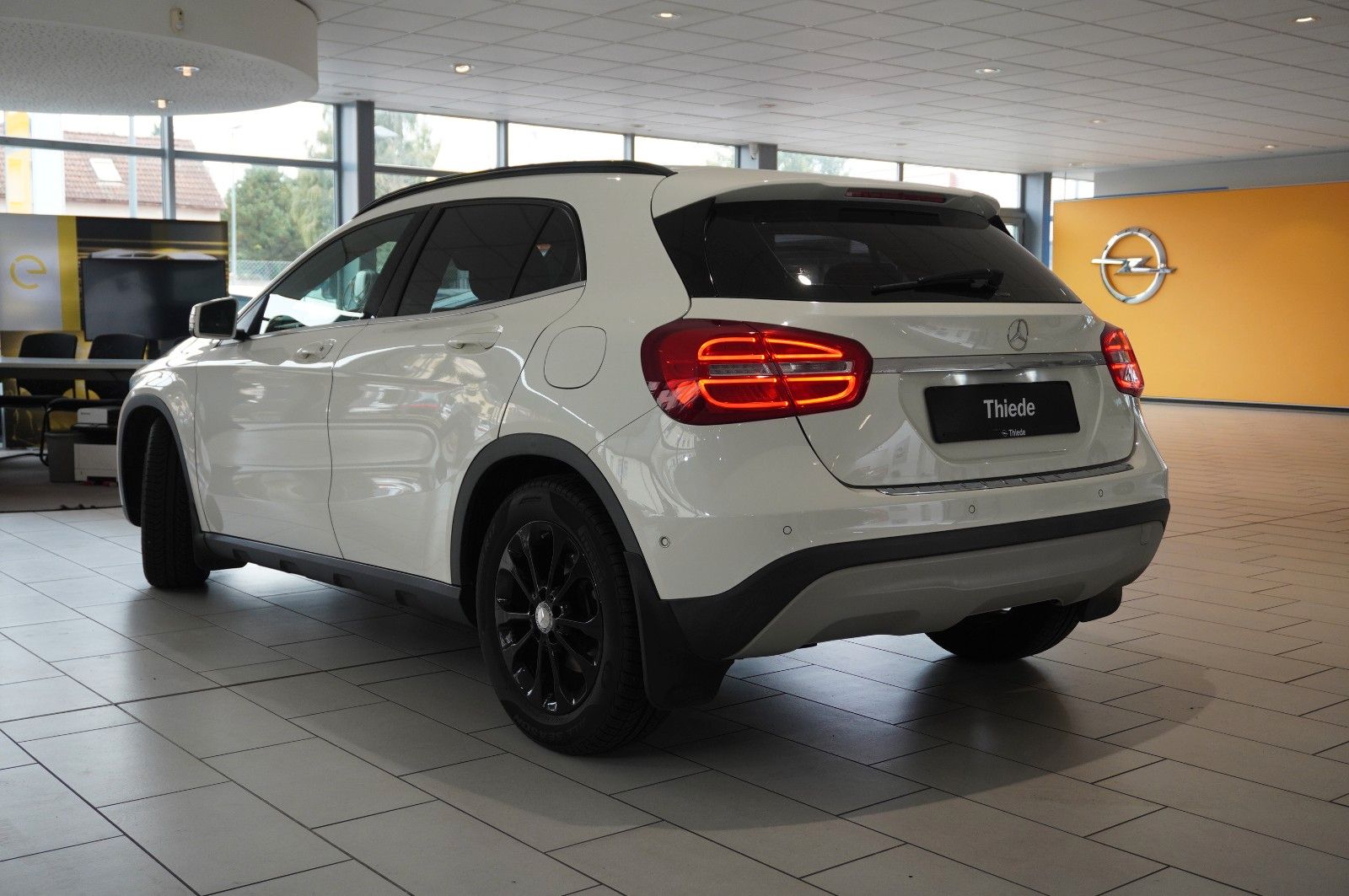 Fahrzeugabbildung Mercedes-Benz GLA 180 STYLE 7G-DCT NAVI/BI-XENON/SHZ/KAMERA