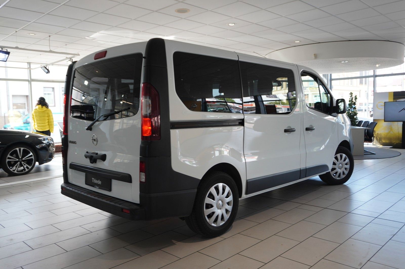 Fahrzeugabbildung Opel Vivaro B 1.6D KOMBI 8-SITZE L1H1 KLIMA/PDC/TEMP.