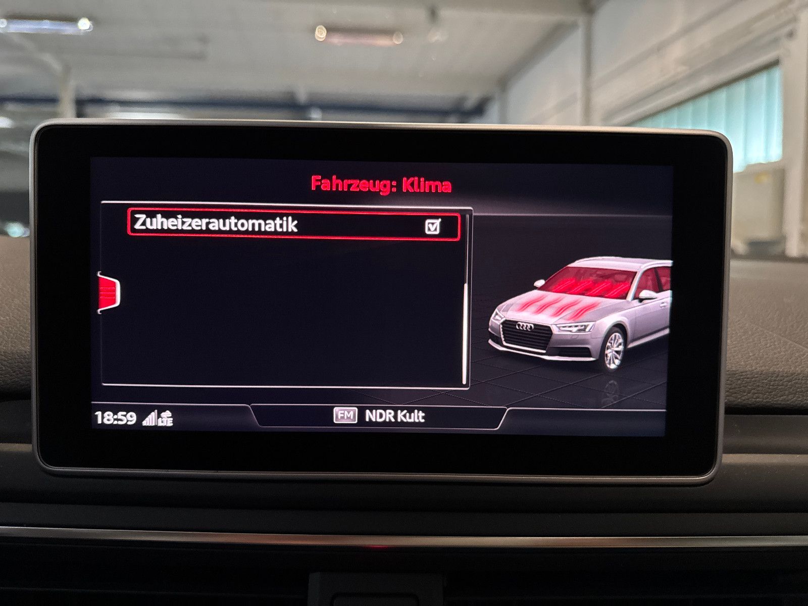 Fahrzeugabbildung Audi A4 Avant DESIGN S-TRONIC PANO STHD AHK LEDER