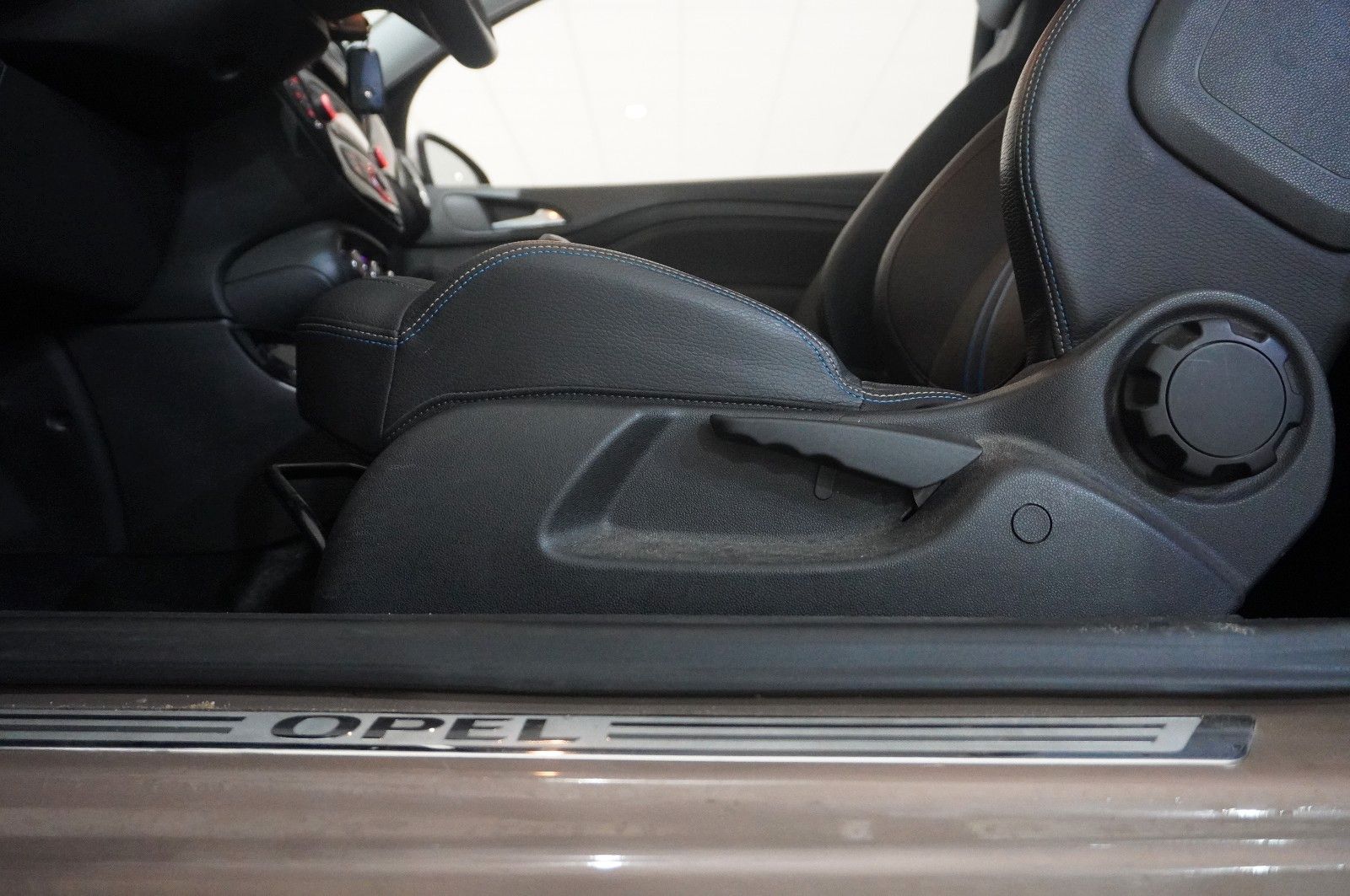 Fahrzeugabbildung Opel Adam 1.4 SLAM LED/KLIMA/PDC/WINTER/SPORT/TEMP.