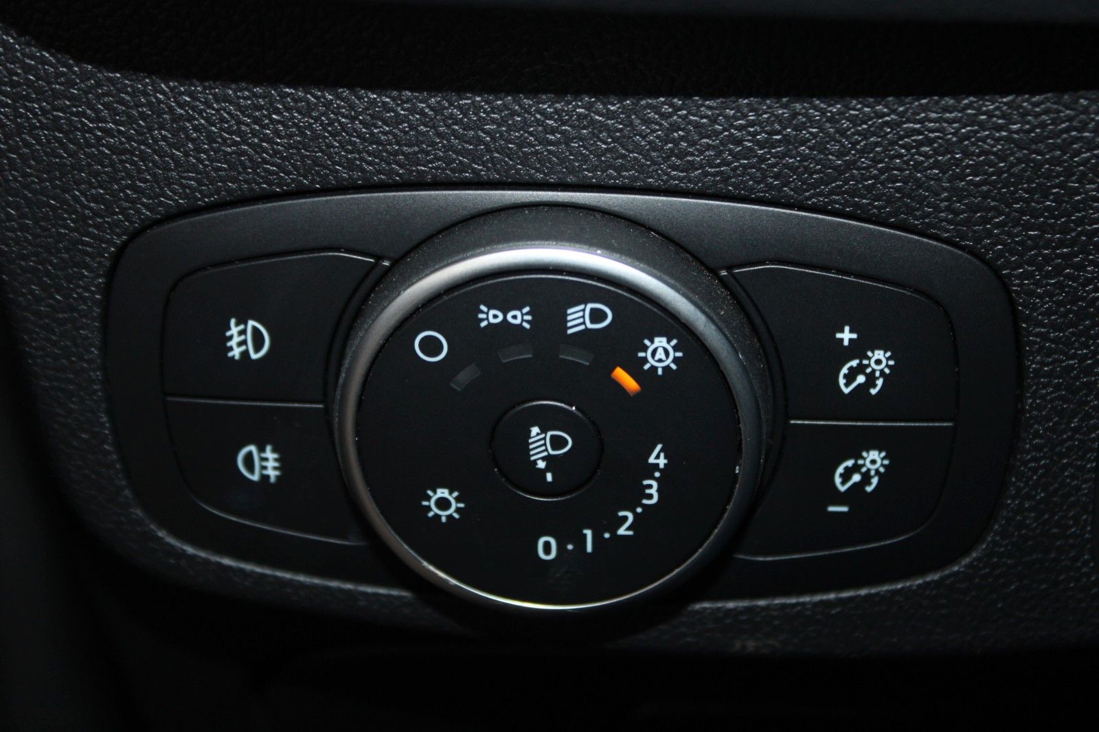 Fahrzeugabbildung Ford Focus Titanium Automatik AHK LED ACC WinterPak.