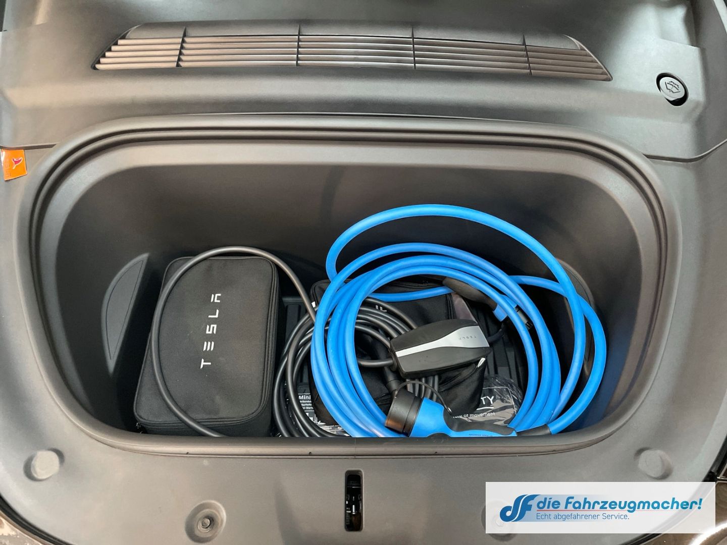Fahrzeugabbildung Tesla Model Y Basis RWD Panorama Navi Soundsystem LED