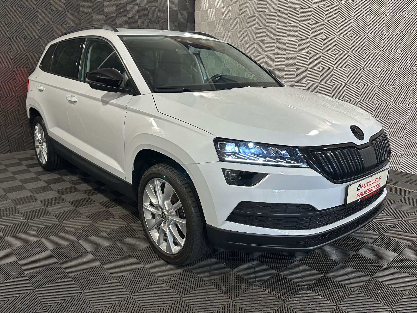 Gebrauchtwagen Skoda Karoq Karoq 1.6 TDI*STYLE*LED-PANO-AHK-ACC-KESSY-SHZ in Horb am Neckar
