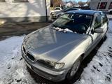 BMW 3-er BMW E46 in Silber Baujahr 2003 - BMW aus 2003: 3er