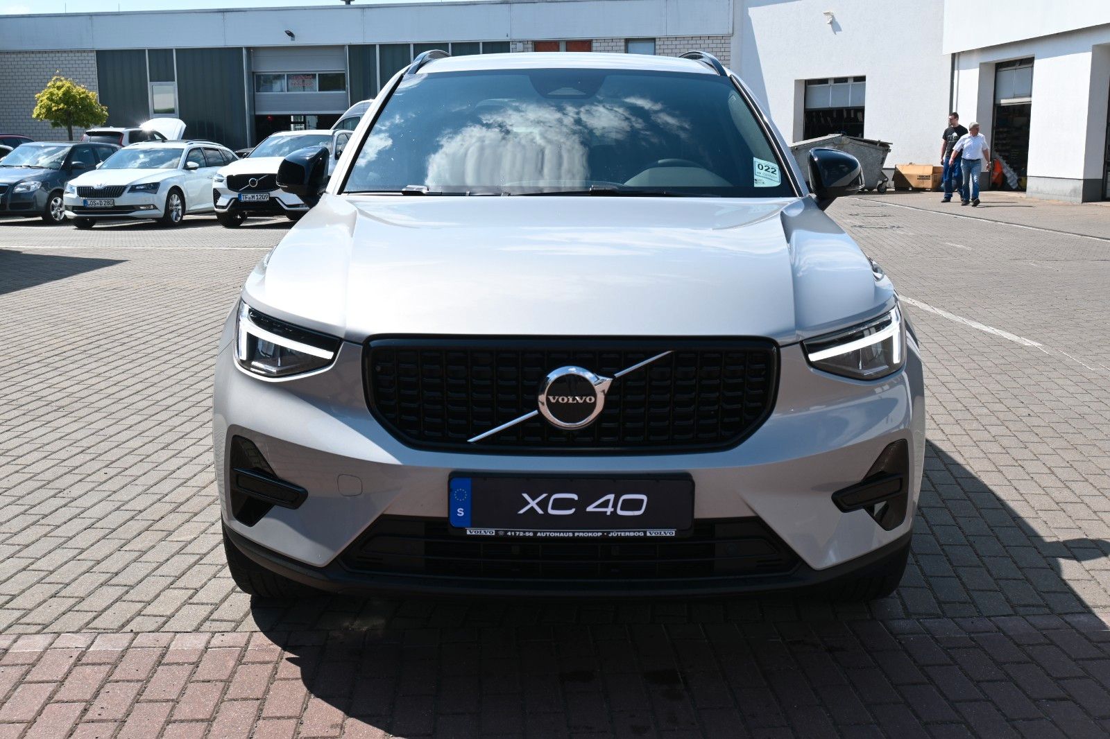 Fahrzeugabbildung Volvo XC40 B4 DKG Plus Dark*FSHZG*H&K*ACC*AHK