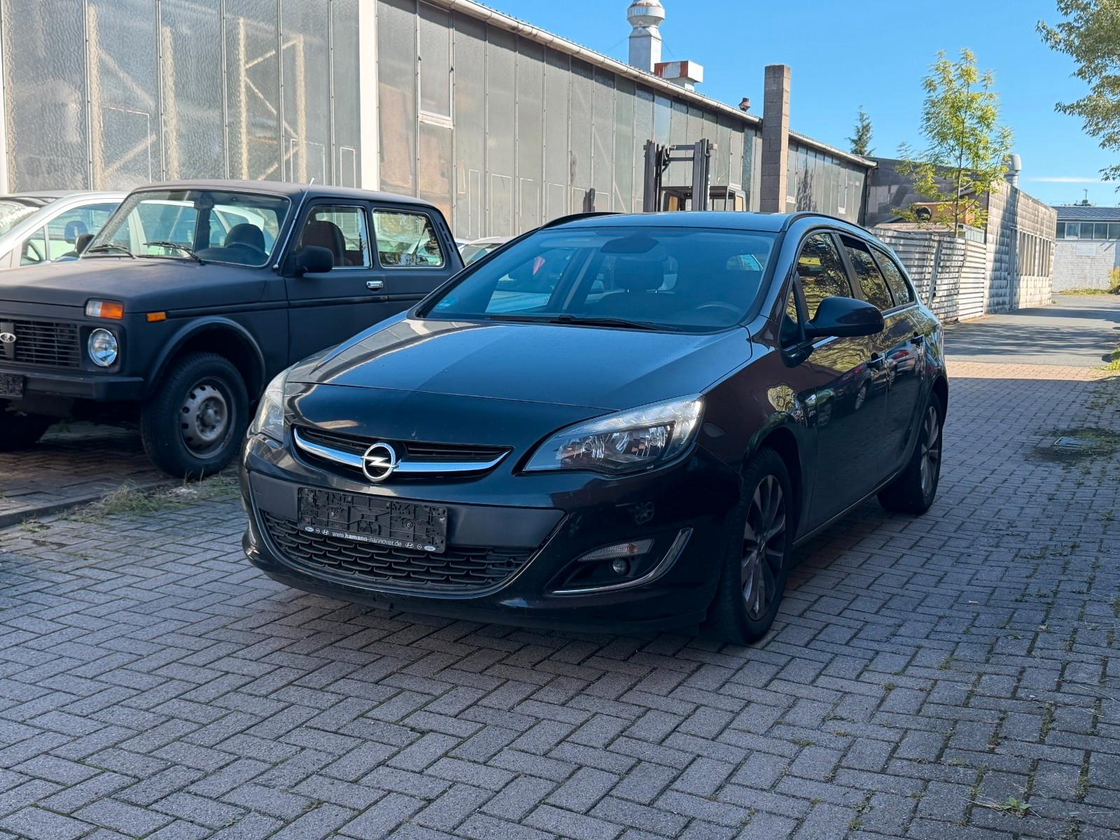 Opel Astra 2013 — interior