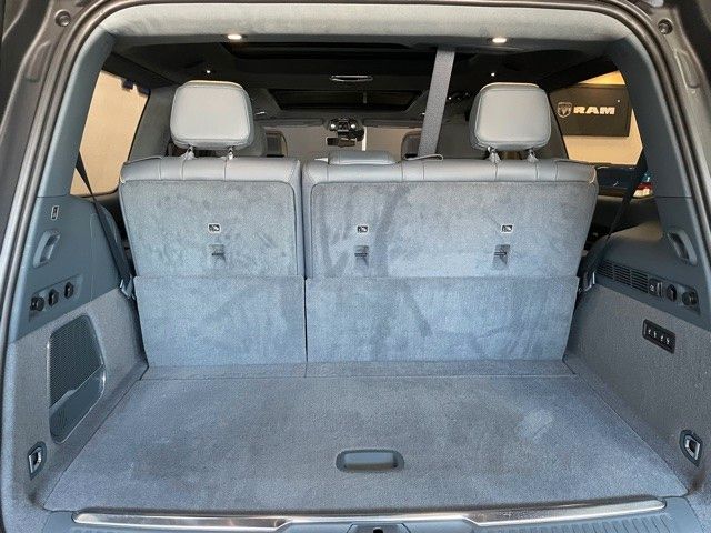 Fahrzeugabbildung Jeep GRAND WAGONEER 6.4L V-8 LPG NIGHT VIEW 1. HAND