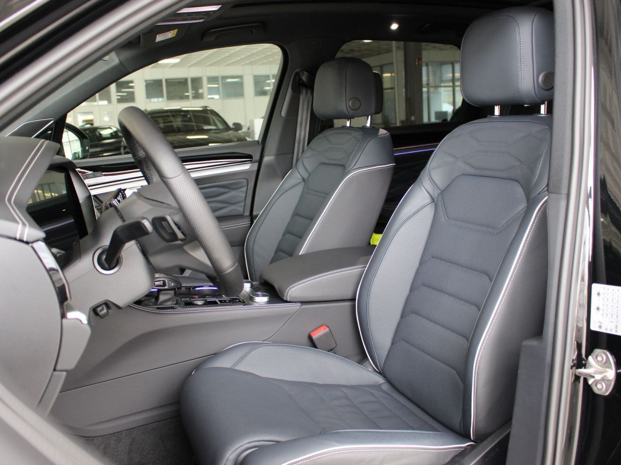 Fahrzeugabbildung Volkswagen Touareg 3,0 TDI SCR 4M R-LINE/AHK/Pano/St.Hz.