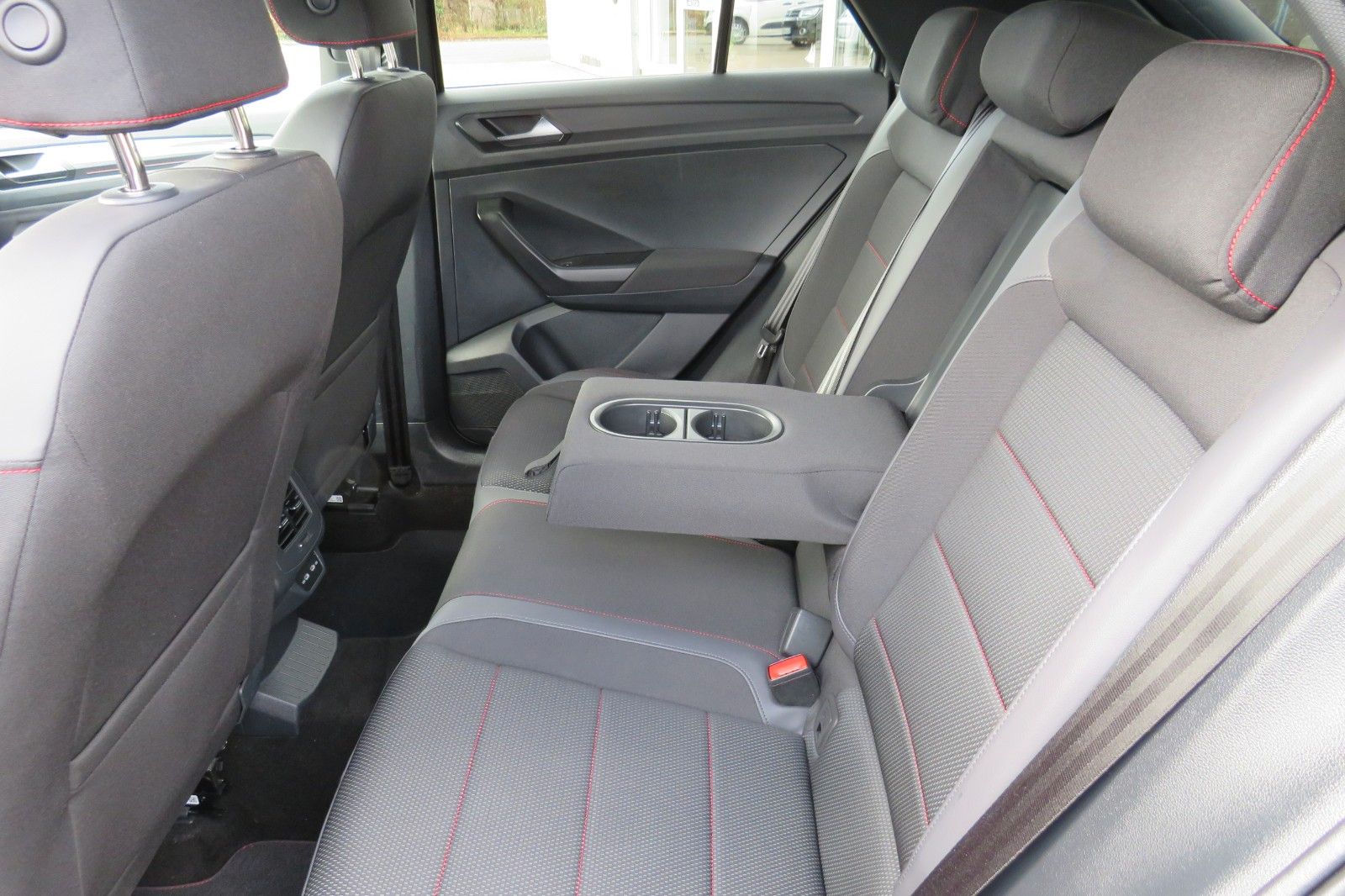 Fahrzeugabbildung Volkswagen T-Roc SPORT/R-LINE ACC KAMERA SITZH. 18`NAVI 1H