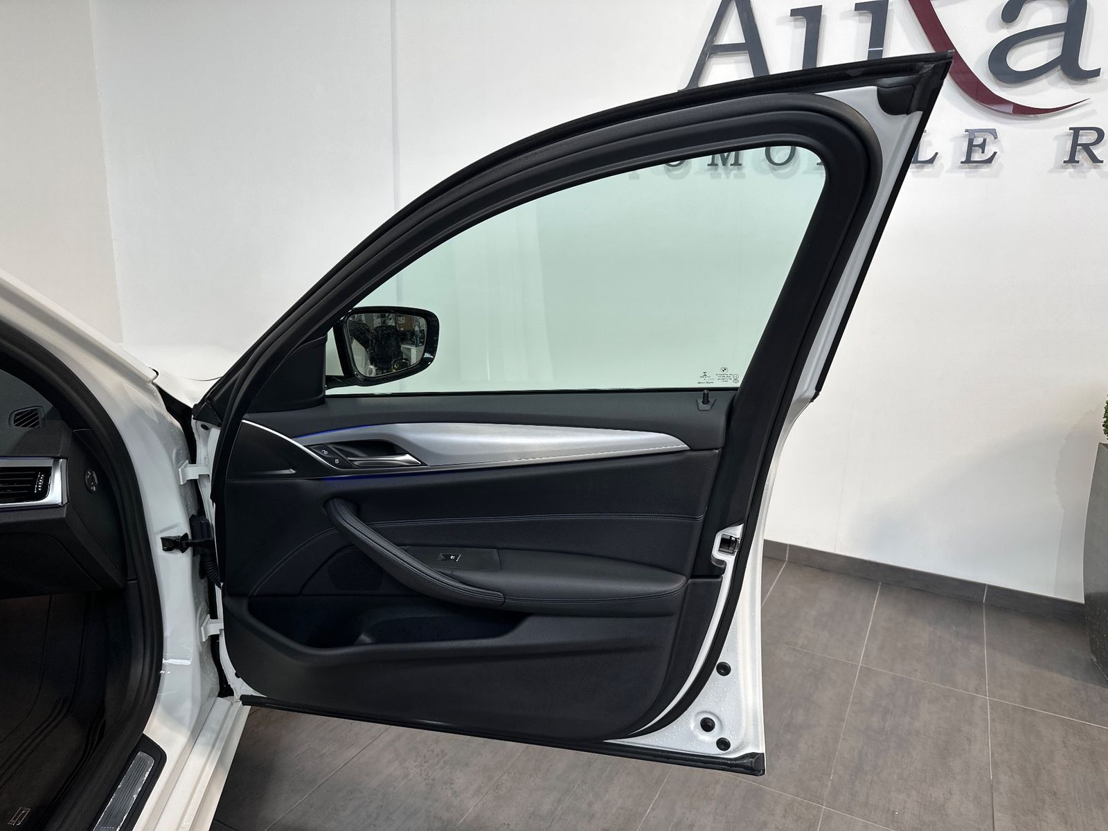 Fahrzeugabbildung BMW 520 d Touring xDrive M-Sport NAV+LED+SHZ+DA+EU6