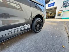 Kosi Busse Ostbayerns größter VW Bus und VW Bus Camping Experte. Ihr VW Bus Händler, VW Bus Camper Ausbau / Umbau und Fahrzeugservice in unserer Bulli Werkstatt Fahrzeugabbildung Westfalia CLUB JOKER URBAN PREMIUM - ALL TERRAIN EDITION