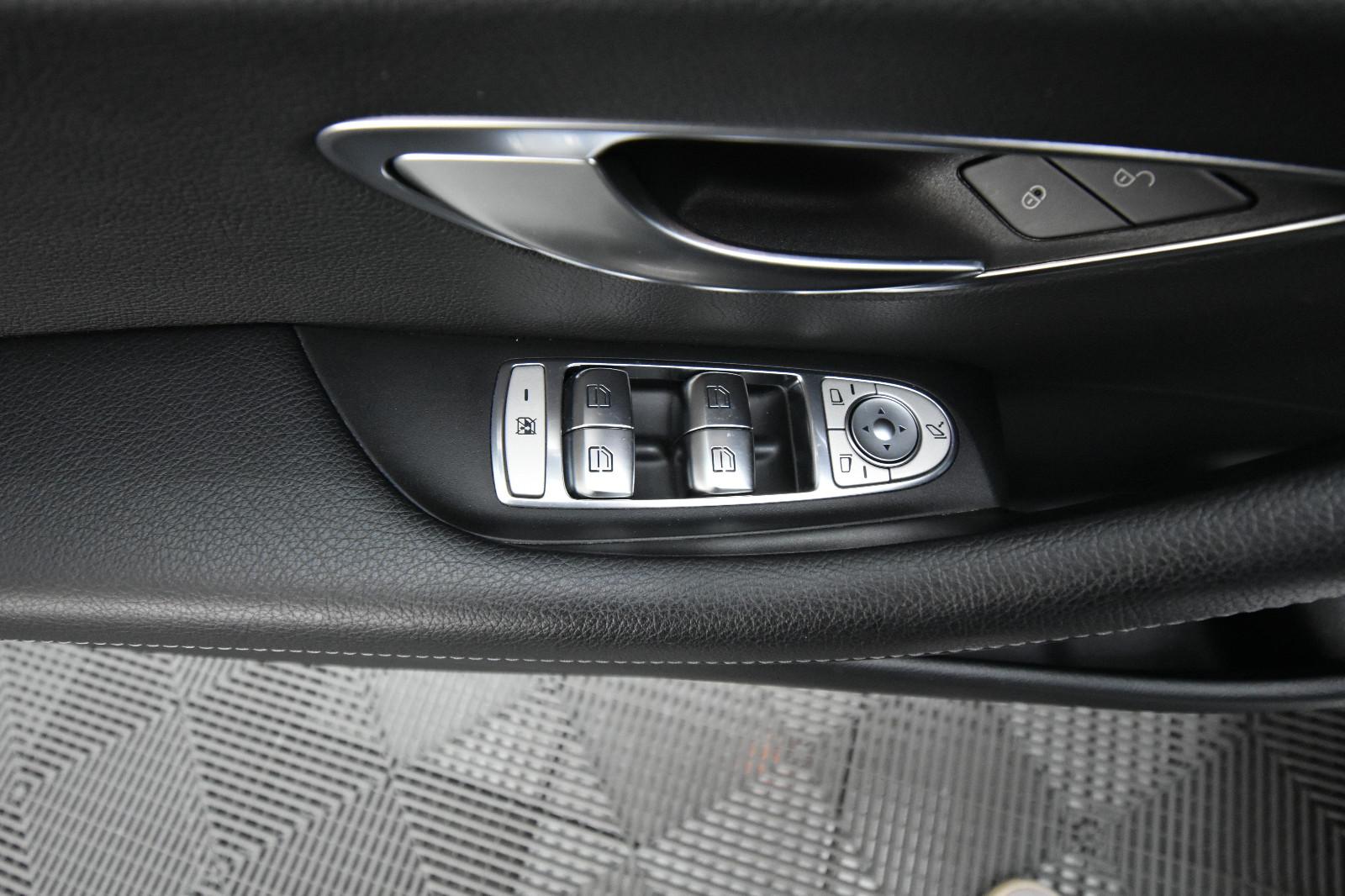 Mercedes-Benz E 220  SHZ AHK RFK LED Ambiente.