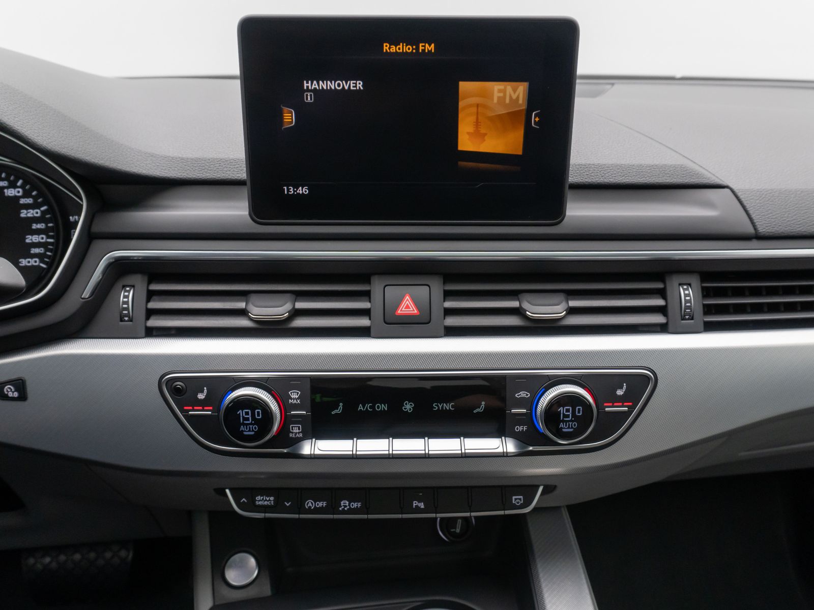 Fahrzeugabbildung Audi A4 quattro design Xenon PDC GSD Limit HiFi 18LM