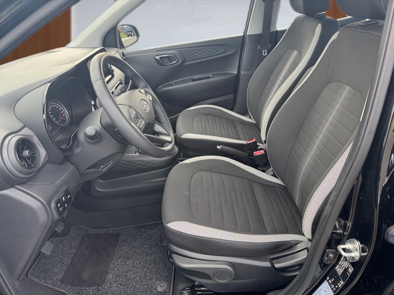 Fahrzeugabbildung Hyundai i10 TREND NAVI*KLIMAAT*TEMPOM*DAB*SHZ*LHZ*DAB*