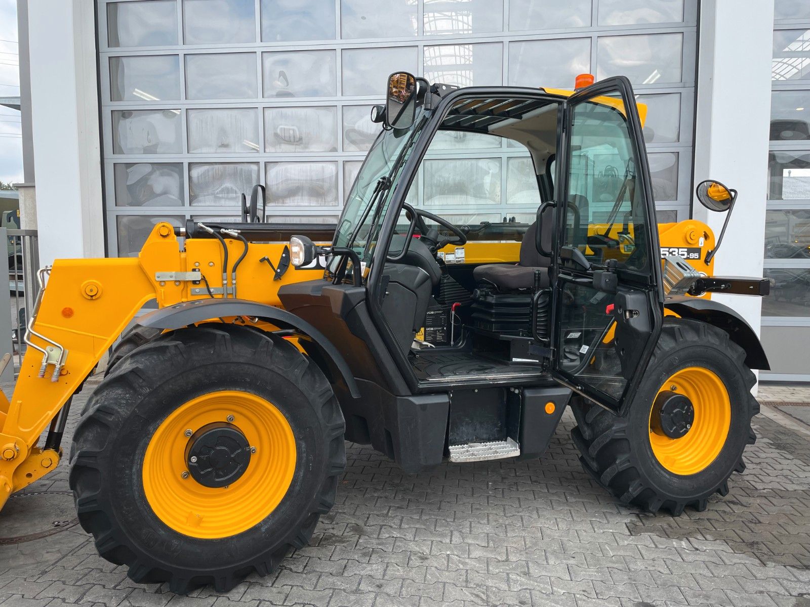 Fahrzeugabbildung JCB 535-95 / nur 1.354h / Palettengabel & Schaufel - mit KI generiert/bearbeitet
