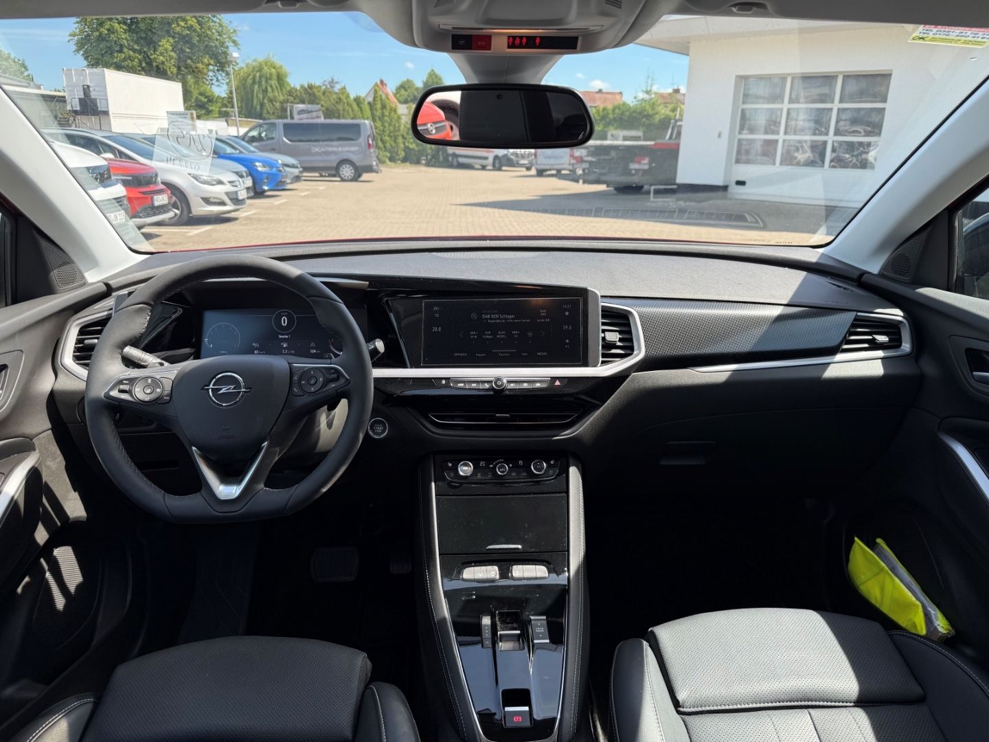 Fahrzeugabbildung Opel Grandland Ultimate 1,2T Navi+Leder+Sitzbelüftung