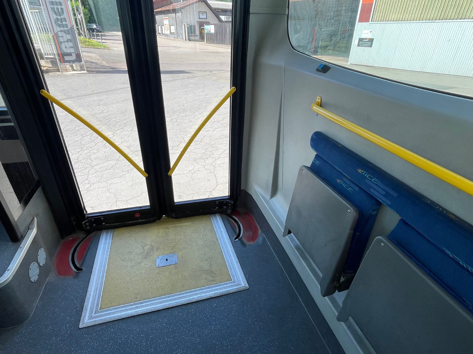 VANHOOL  2013 - Image 27 of 32