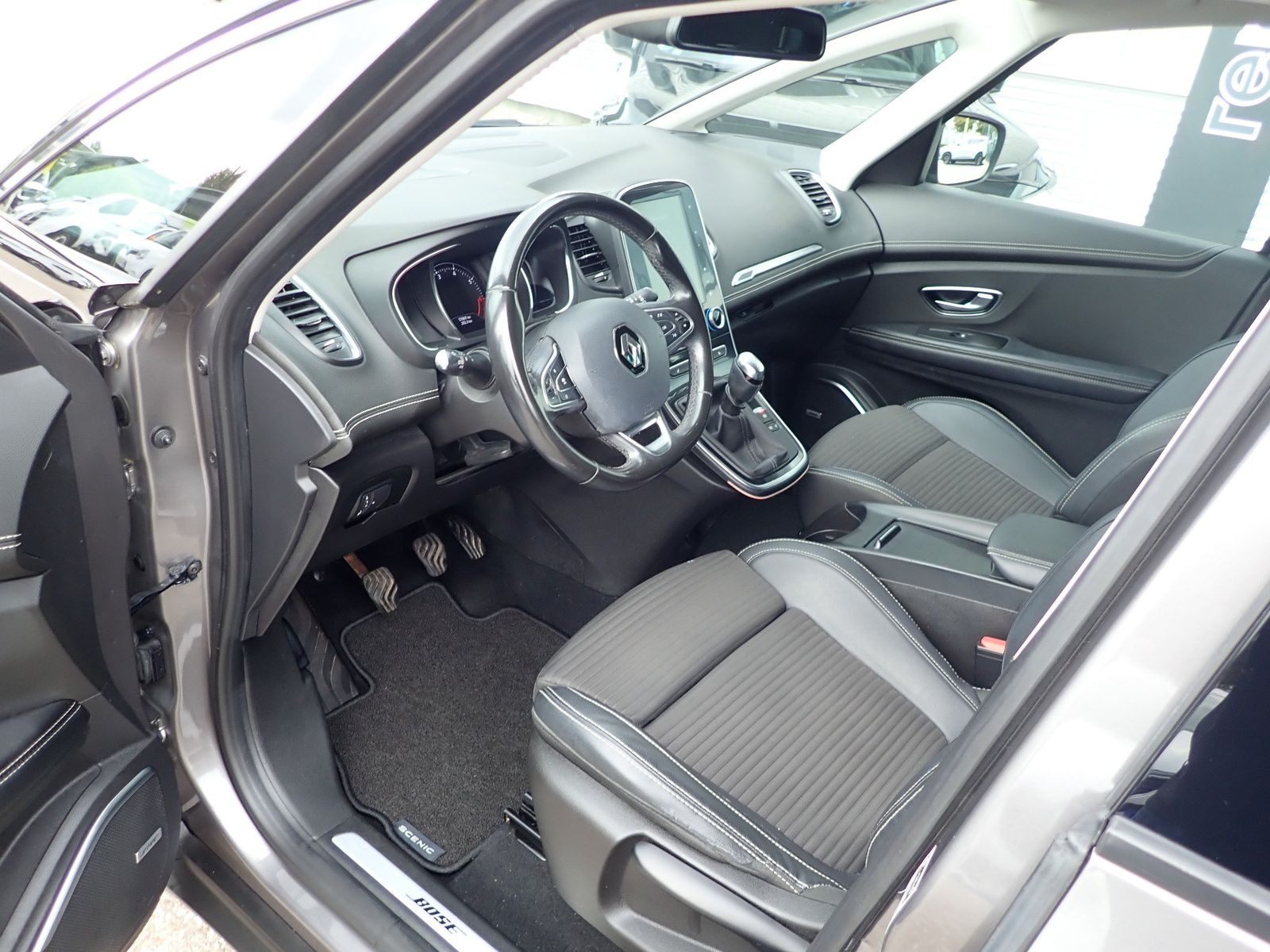 Fahrzeugabbildung Renault Grand Scenic TCe 160 BOSE EDITION 7-SITZER/NAVI/