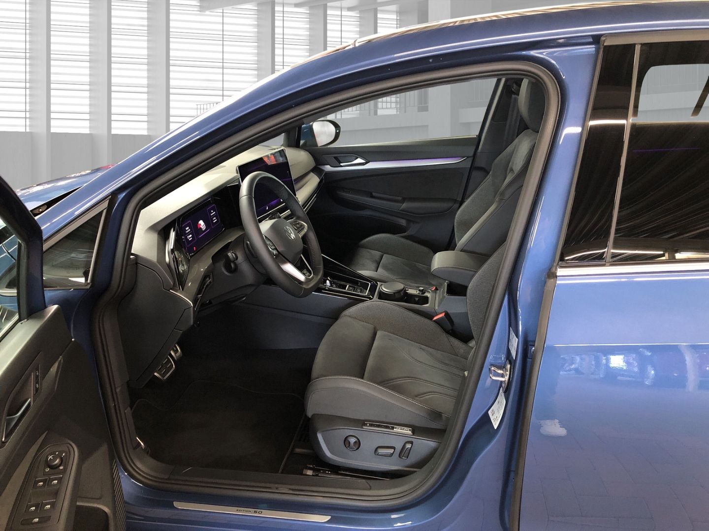 Fahrzeugabbildung Volkswagen Golf EDITION 50 1.5 eTSI DSG HUD AHK Panodach Na