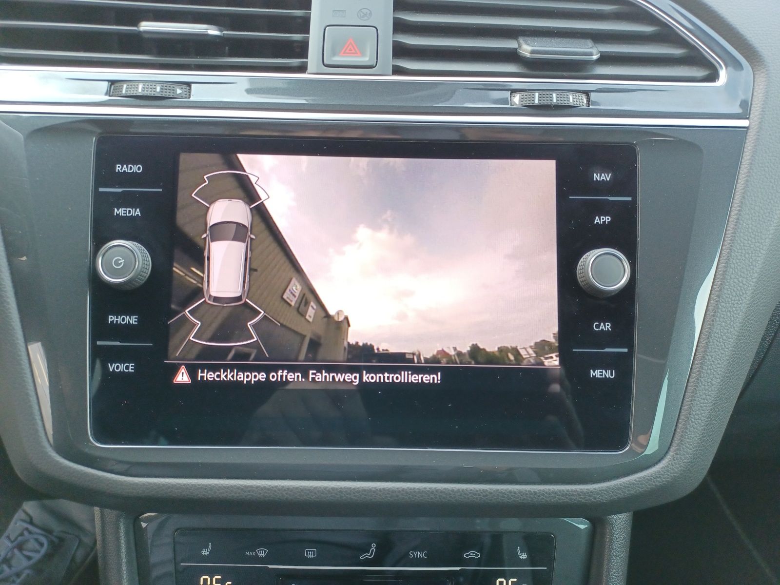 Fahrzeugabbildung Volkswagen Tiguan TSI R-Line 4M DSG R-Lin STH Matrix AHK Na