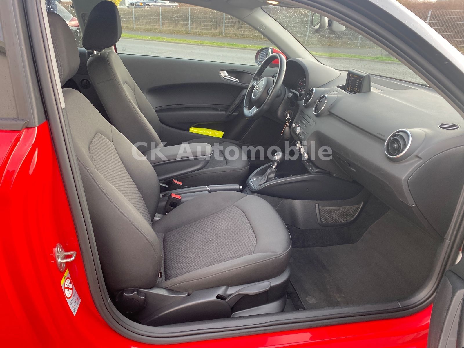 Fahrzeugabbildung Audi A1 Attraction 1.6 TDI DSG/Klima/Bi-Xenon/SHZ/PDC